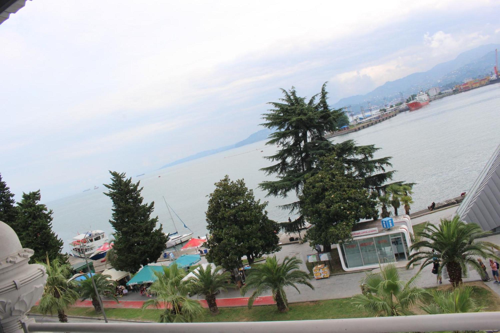 Boutique Hotel 32 Батуми Екстериор снимка