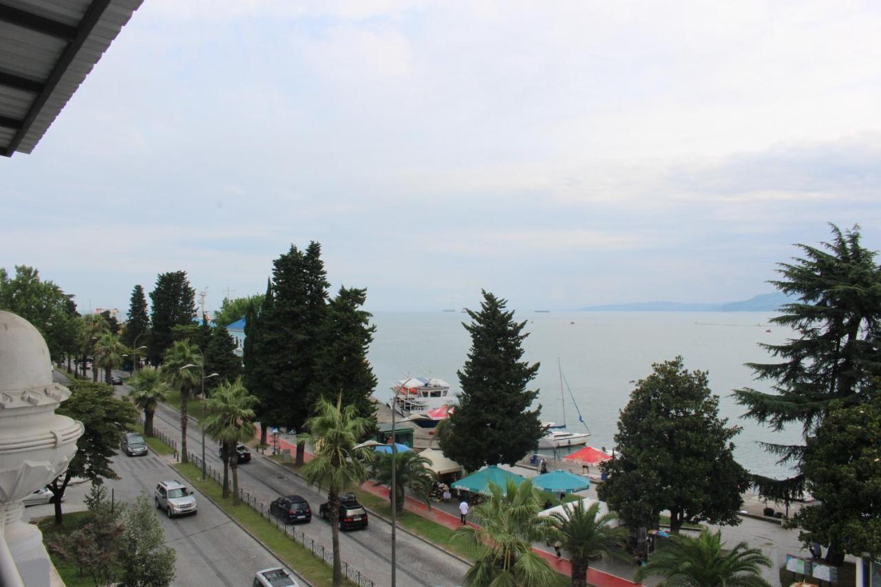 Boutique Hotel 32 Батуми Екстериор снимка