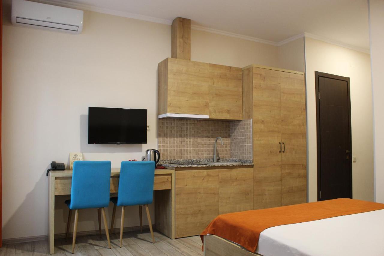 Boutique Hotel 32 Батуми Екстериор снимка